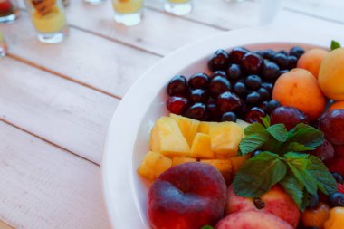 Taze meyve ve böğürtlen