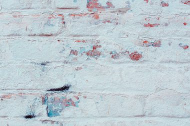 Çatlakları ve çizikleri olan tuğla duvar dokusu arka plan olarak kullanılabilir.