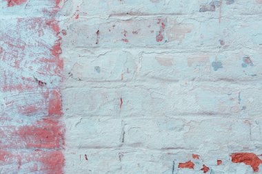 Çizik ve çatlaklarla dolu bir duvar parçası..