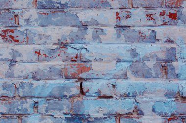 Arkaplan olarak kullanılabilecek çatlak ve çiziklerle dolu eski tuğla duvar.