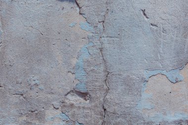Çatlak beton duvarın çatlaklardan ve çiziklerden oluşan dokusu arka plan olarak kullanılabilir.
