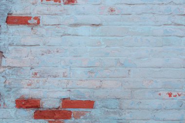 Arkaplan olarak kullanılabilecek çatlak ve çiziklerle dolu eski tuğla duvar.