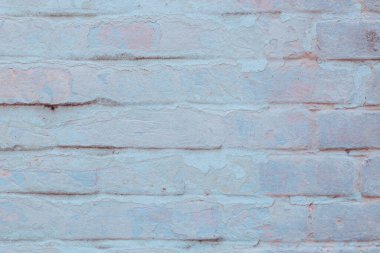 Arkaplan olarak kullanılabilecek çatlak ve çiziklerle dolu eski tuğla duvar.