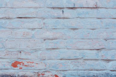 Çatlakları ve çizikleri olan eski tuğla duvarın dokusu arka plan olarak kullanılabilir.