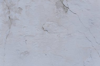 Çatlak beton duvarın çatlaklardan ve çiziklerden oluşan dokusu arka plan olarak kullanılabilir.