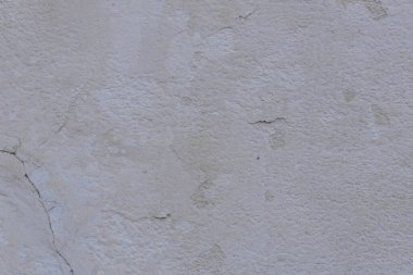 Çatlakları ve çizikleri olan eski beton duvarın dokusu arka plan olarak kullanılabilir.