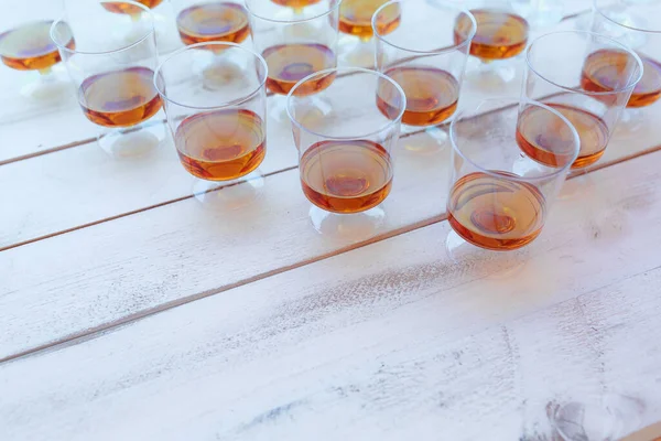 Vasos Whisky Con Hielo Sobre Mesa Madera — Foto de Stock