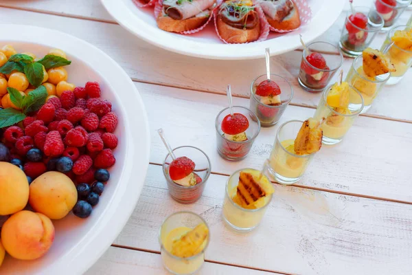 美味的新鲜水果和浆果放在桌上 — 图库照片