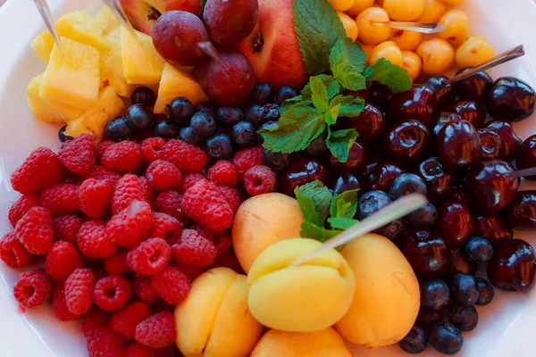 Frisches Obst Und Beeren Auf Einem Teller — Stockfoto