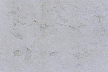 Çatlakları ve çizikleri olan eski beton duvarın dokusu arka plan olarak kullanılabilir.