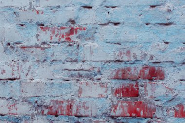 Arkaplan olarak kullanılabilecek çatlak ve çiziklerle dolu eski tuğla duvar.