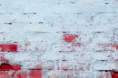 Arkaplan olarak kullanılabilecek çatlak ve çiziklerle dolu eski tuğla duvar.