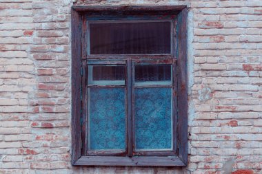 Şehirdeki eski pencere