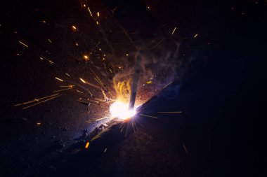 Siyah arkaplanda yanan maytap ile kıvılcımlar