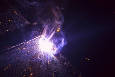 Siyah arkaplanda yangın alevi