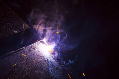 Siyah arkaplanda yangın alevi