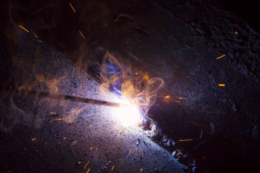 Dumanlı kaynak metali kıvılcımları