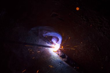 Dumanlı kaynak metali kıvılcımları