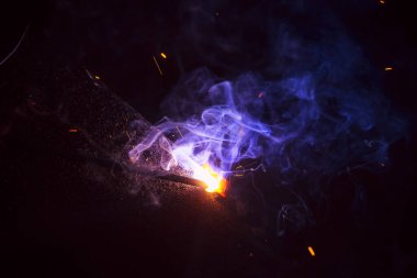 Dumanlı kaynak metali kıvılcımları