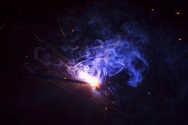 Dumanlı kaynak metali kıvılcımları