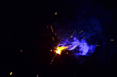 Dumanlı kaynak metali kıvılcımları