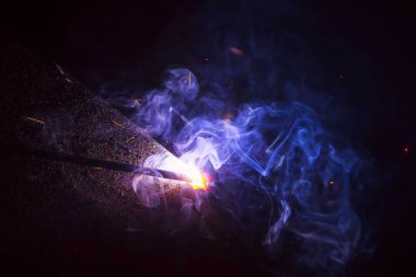 Dumanlı kaynak metali kıvılcımları