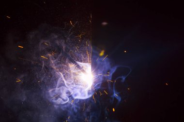 Dumanlı kaynak metali kıvılcımları