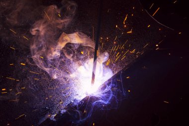 Dumanlı kaynak metali kıvılcımları