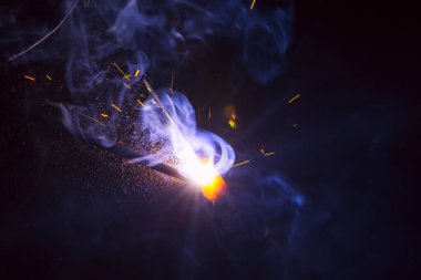 Dumanlı kaynak metali kıvılcımları