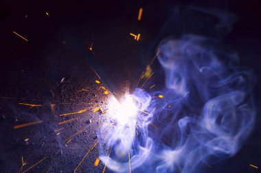 Dumanlı kaynak metali kıvılcımları
