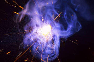 Dumanlı kaynak metali kıvılcımları