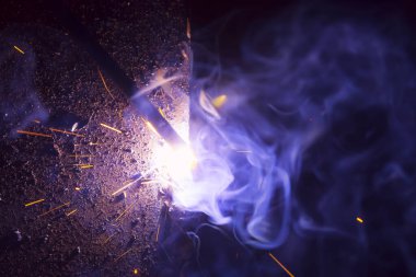 Dumanlı kaynak metali kıvılcımları