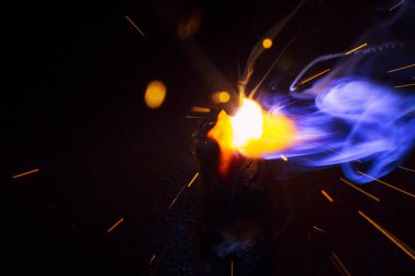 Dumanlı kaynak metali kıvılcımları