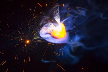 Dumanlı kaynak metali kıvılcımları