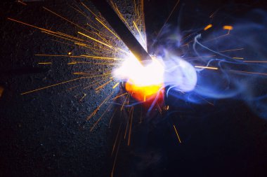 Dumanlı kaynak metali kıvılcımları