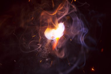 Dumanlı kaynak metali kıvılcımları