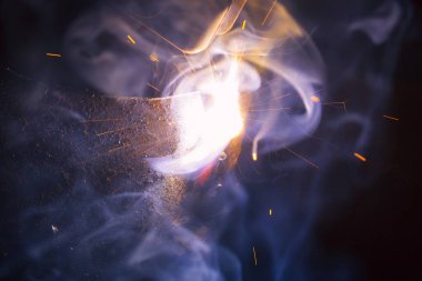 Dumanlı kaynak metali kıvılcımları