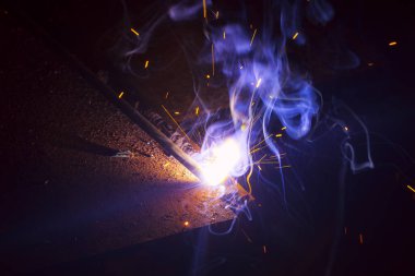 Dumanlı kaynak metali kıvılcımları