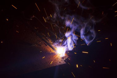 Dumanlı kaynak metali kıvılcımları