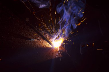 Dumanlı kaynak metali kıvılcımları