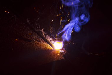 Dumanlı kaynak metali kıvılcımları