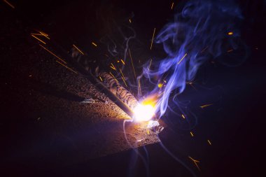 Dumanlı kaynak metali kıvılcımları