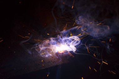 Dumanlı kaynak metali kıvılcımları