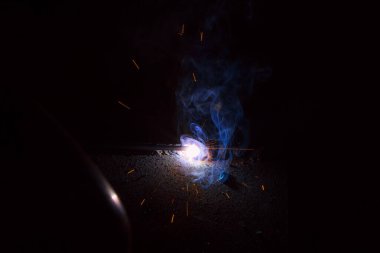 Dumanlı kaynak metali kıvılcımları