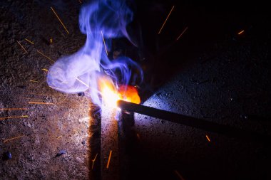 Dumanlı kaynak metali kıvılcımları