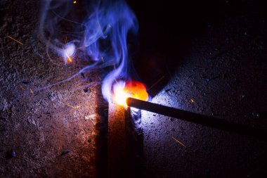 Dumanlı kaynak metali kıvılcımları