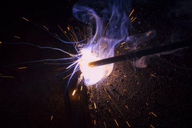 Dumanlı kaynak metali kıvılcımları