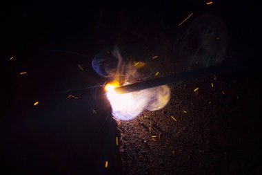 Dumanlı kaynak metali kıvılcımları