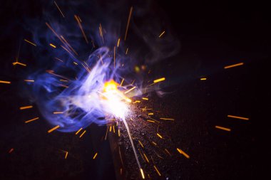 Dumanlı kaynak metali kıvılcımları