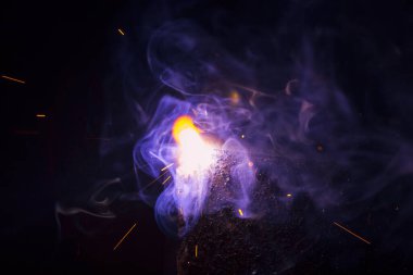 Dumanlı kaynak metali kıvılcımları